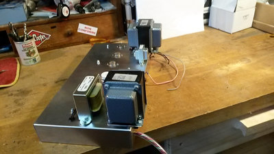 20170111_160415.jpg (664.64 Kio) Vu 32701 fois vu des transfos que j'ai déporté à l'extérieur du châssis pour gagner de la place.